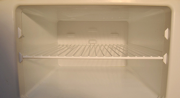 Gefrierfach trocknet nach dem Abtauen des Kühlschranks