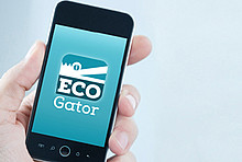 App ecoGator: Startbildschirm auf Handy in Hand