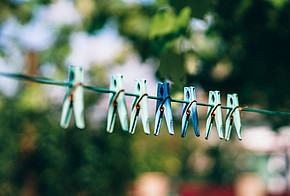 Wäsche an der Luft trocknen: Bei Haushaltstätigkeiten, wie Wäschewaschen, kann mit ein paar Tricks viel Energie gespart werden.