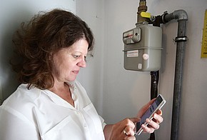 Nutzerin der App EnergieCheck Am Gaszähler: Verbraucherin notiert Zählerstand in Smartphone